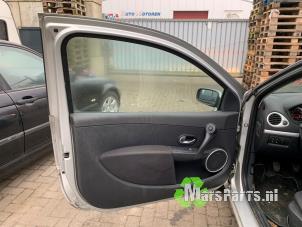 Gebrauchte Elektrisches Fenster Schalter Renault Clio III (BR/CR) 1.4 16V Preis € 25,00 Margenregelung angeboten von Autodemontagebedrijf De Mars