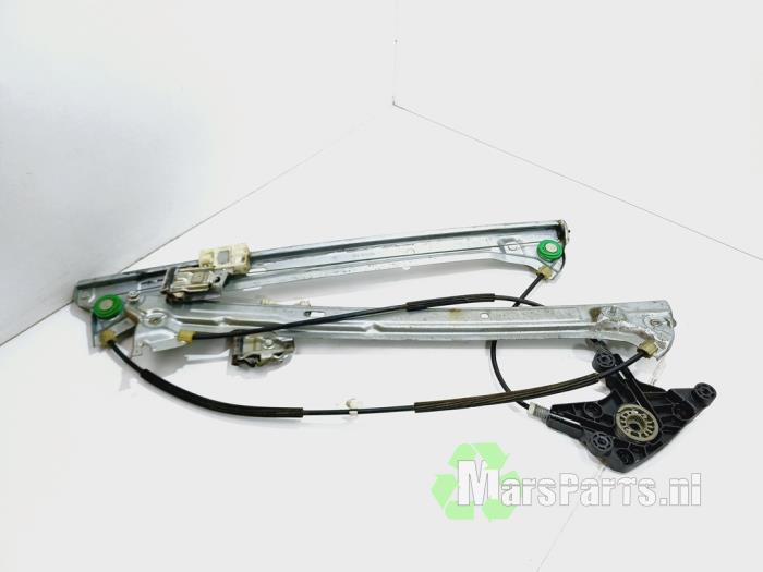 Window mechanism 2-door, front right from a Mercedes-Benz Vito (639.6) 2.2 113 CDI 16V Euro 5 2013