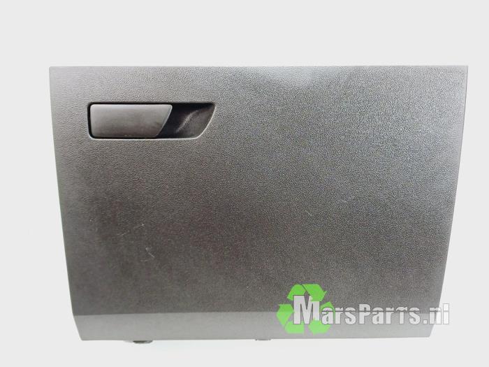 Glovebox from a Seat Leon (5FB) 1.6 TDI Ecomotive 16V 2014