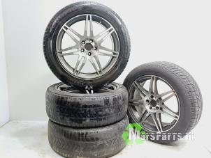 Usados Juego de llantas y neumáticos de invierno Mercedes R (W251) 3.0 320 CDI 24V 4-Matic Precio de solicitud ofrecido por Autodemontagebedrijf De Mars
