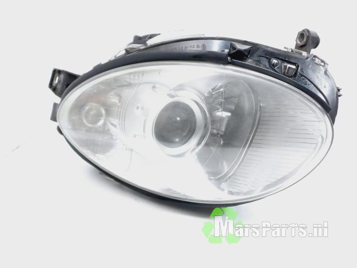 Używane Reflektor prawy Mercedes R (W251) 3.0 320 CDI 24V 4-Matic Cena € 180,00 Procedura marży oferowane przez Autodemontagebedrijf De Mars