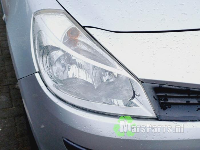 Headlight, right from a Renault Clio III Estate/Grandtour (KR) 1.2 16V TCE 100 2008