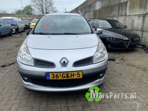 Used Metal cutting part left front Renault Clio III Estate/Grandtour (KR) 1.2 16V TCE 100 Price on request offered by Autodemontagebedrijf De Mars