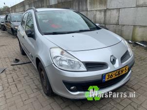 Used Front right bodywork corner Renault Clio III Estate/Grandtour (KR) 1.2 16V TCE 100 Price on request offered by Autodemontagebedrijf De Mars
