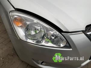 Used Headlight, right Kia Cee'd Sporty Wagon (EDF) 2.0 CRDi 16V 136 Price € 70,00 Margin scheme offered by Autodemontagebedrijf De Mars
