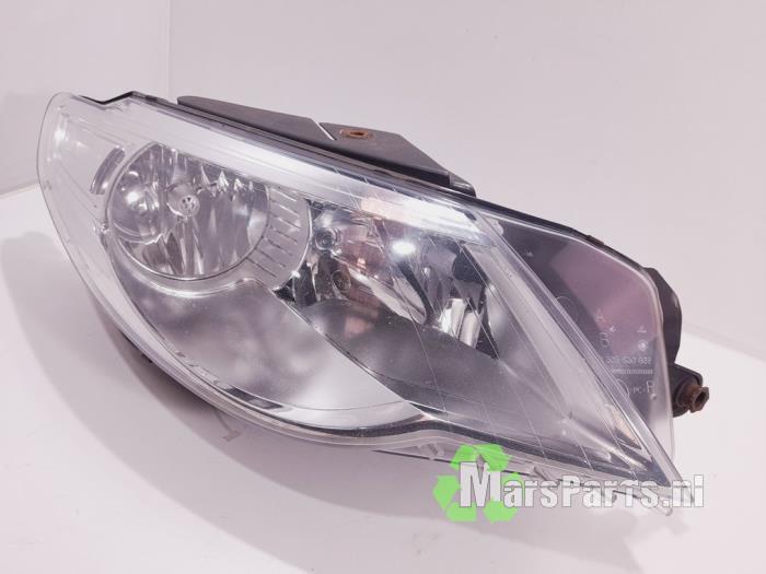 Używane Reflektor prawy Volkswagen Passat CC (357) 2.0 TDI 16V 140 Cena € 120,00 Procedura marży oferowane przez Autodemontagebedrijf De Mars