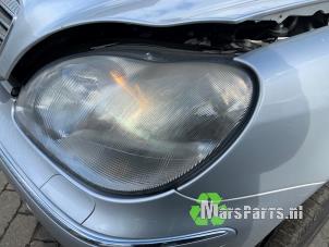 Używane Reflektor lewy Mercedes S (W220) 3.2 S-320 CDI 24V Cena € 150,00 Procedura marży oferowane przez Autodemontagebedrijf De Mars