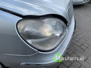 Used Headlight, right Mercedes S (W220) 3.2 S-320 CDI 24V Price € 150,00 Margin scheme offered by Autodemontagebedrijf De Mars