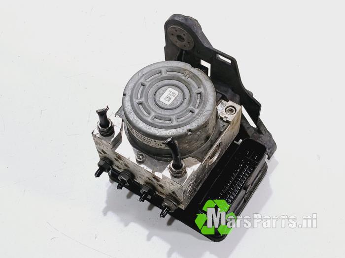 Usagé Bloc ABS Audi A3 Sportback (8VA/8VF) 1.6 TDI 16V Prix € 135,00 Règlement à la marge proposé par Autodemontagebedrijf De Mars