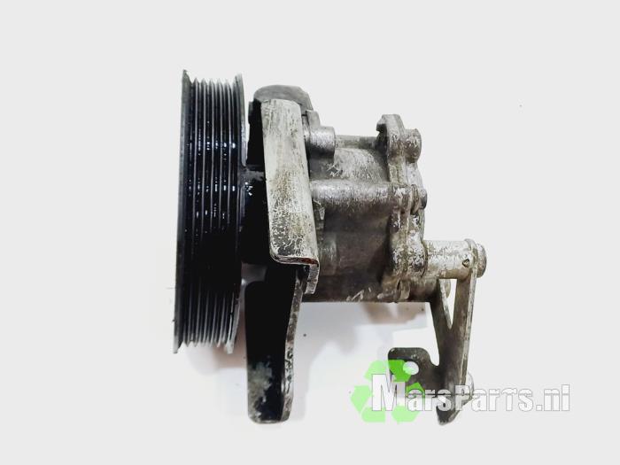 Power steering pump from a BMW 3 serie (E46/2) 325 Ci 24V 2002