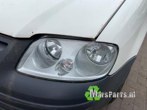 Używane Reflektor lewy Volkswagen Caddy III (2KA,2KH,2CA,2CH) 2.0 SDI Cena € 40,00 Procedura marży oferowane przez Autodemontagebedrijf De Mars