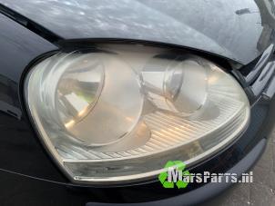 Używane Reflektor prawy Volkswagen Golf V (1K1) 1.4 16V Cena € 40,00 Procedura marży oferowane przez Autodemontagebedrijf De Mars