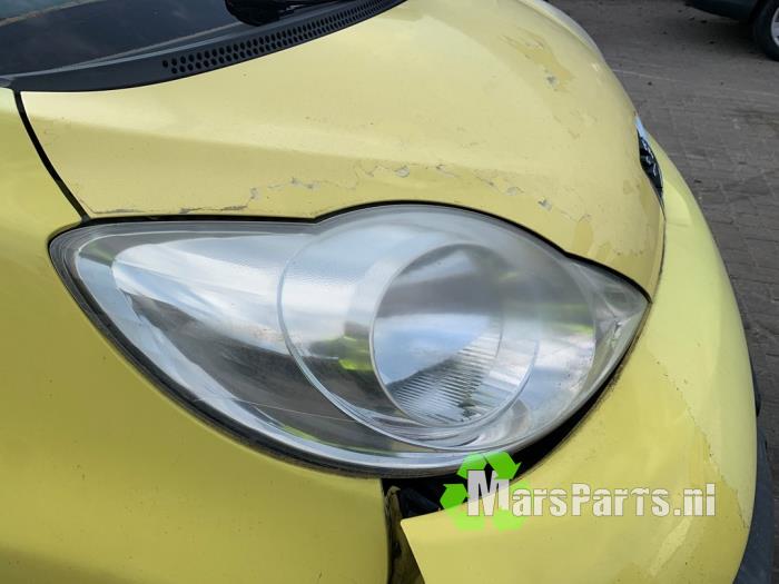 Headlight, right from a Peugeot 107 1.0 12V 2006