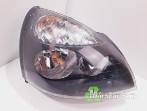 Used Headlight, right Renault Clio II (BB/CB) 1.4 16V Price € 30,00 Margin scheme offered by Autodemontagebedrijf De Mars