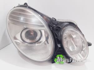 Used Headlight, right Mercedes E Combi (S211) 3.0 E-280 CDI V6 24V Price € 300,00 Margin scheme offered by Autodemontagebedrijf De Mars