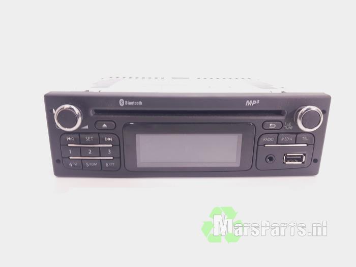 Radio CD player from a Renault Kangoo Express (FW) 1.5 dCi 90 FAP 2016