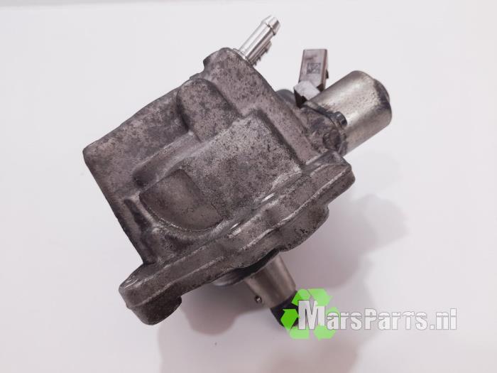 Mechanical fuel pump from a Volkswagen Polo V (6R) 1.2 TDI 12V BlueMotion 2012