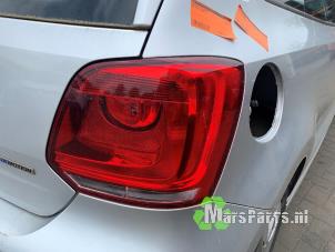 Gebrauchte Rücklicht rechts Volkswagen Polo V (6R) 1.2 TDI 12V BlueMotion Preis € 25,00 Margenregelung angeboten von Autodemontagebedrijf De Mars