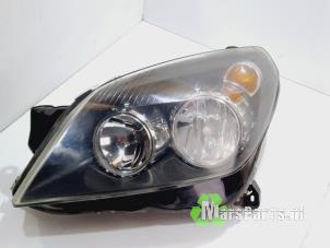 Używane Reflektor lewy Opel Astra H SW (L35) Cena € 50,00 Procedura marży oferowane przez Autodemontagebedrijf De Mars