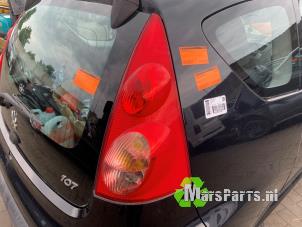 Używane Tylne swiatlo pozycyjne prawe Peugeot 107 1.0 12V Cena € 25,00 Procedura marży oferowane przez Autodemontagebedrijf De Mars