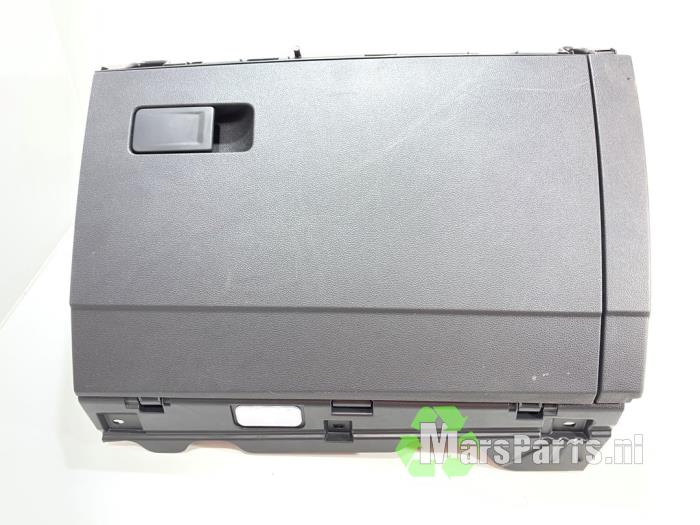 Gebrauchte Handschuhfach Volkswagen Golf VIII (CD1) 1.5 eTSI 16V Preis € 31,50 Margenregelung angeboten von Autodemontagebedrijf De Mars