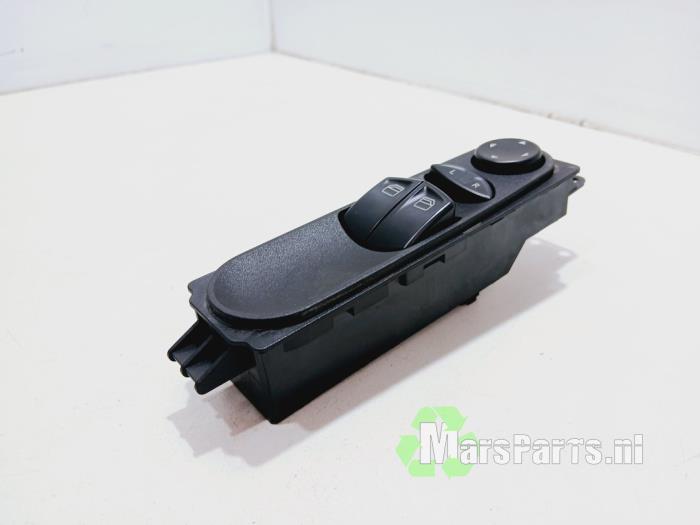 Usados Interruptor combinado de ventanillas Mercedes Vito (638.0) 2.0 113 16V Precio € 50,00 Norma de margen ofrecido por Autodemontagebedrijf De Mars