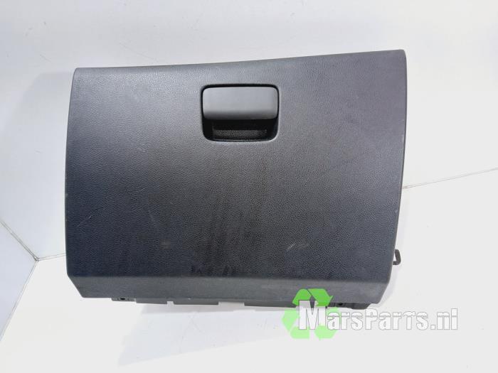 Begagnade Handskfack Mercedes A (W176) 1.6 A-180 16V Pris € 80,00 Marginaltabell erbjuds av Autodemontagebedrijf De Mars