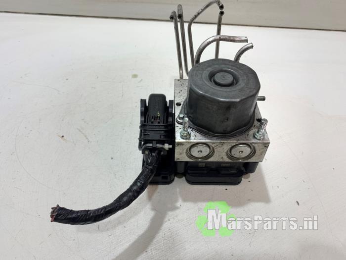 Begagnade ABS-pump Renault Twingo III (AH) 1.0 SCe 70 12V Pris € 75,00 Marginaltabell erbjuds av Autodemontagebedrijf De Mars