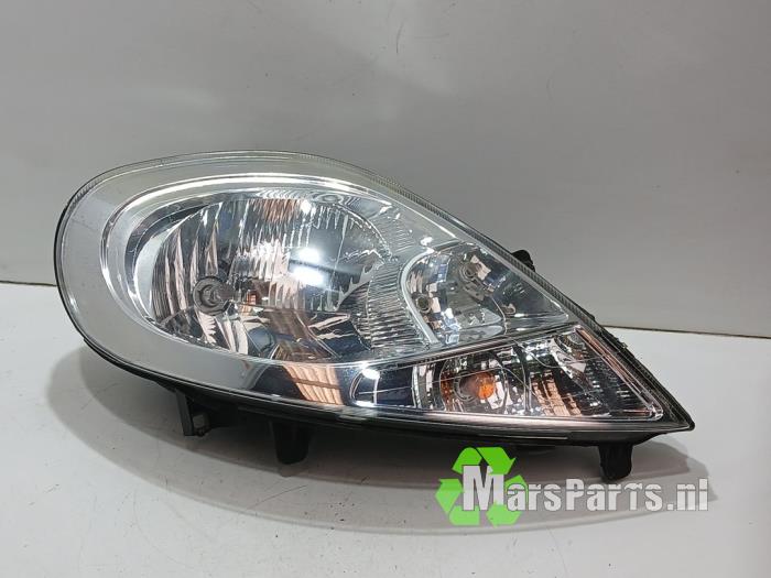 Używane Reflektor prawy Renault Trafic New (FL) 2.0 dCi 16V 115 Cena € 60,00 Procedura marży oferowane przez Autodemontagebedrijf De Mars