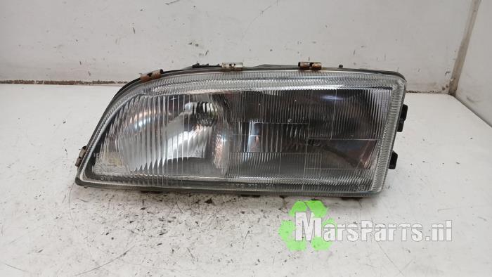 Używane Reflektor lewy Volvo C70 (NC) 2.5 Turbo LPT 20V Cena € 50,00 Procedura marży oferowane przez Autodemontagebedrijf De Mars