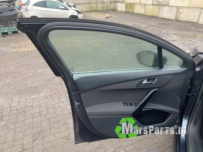 Dörr, 4-dörrars, vänster fram från en Peugeot 508 SW (8E/8U) 1.6 THP 16V 2014