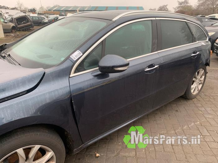 Dörr, 4-dörrars, vänster fram från en Peugeot 508 SW (8E/8U) 1.6 THP 16V 2014