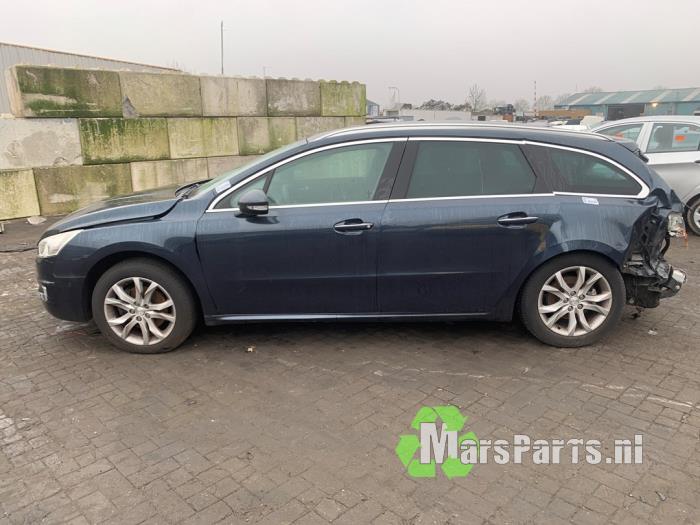 Stripe, mitten vänster från en Peugeot 508 SW (8E/8U) 1.6 THP 16V 2014