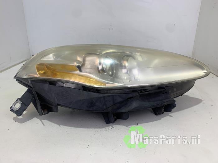 Używane Reflektor prawy Fiat Bravo (198A) 1.6 JTD Multijet 105 Cena € 50,00 Procedura marży oferowane przez Autodemontagebedrijf De Mars