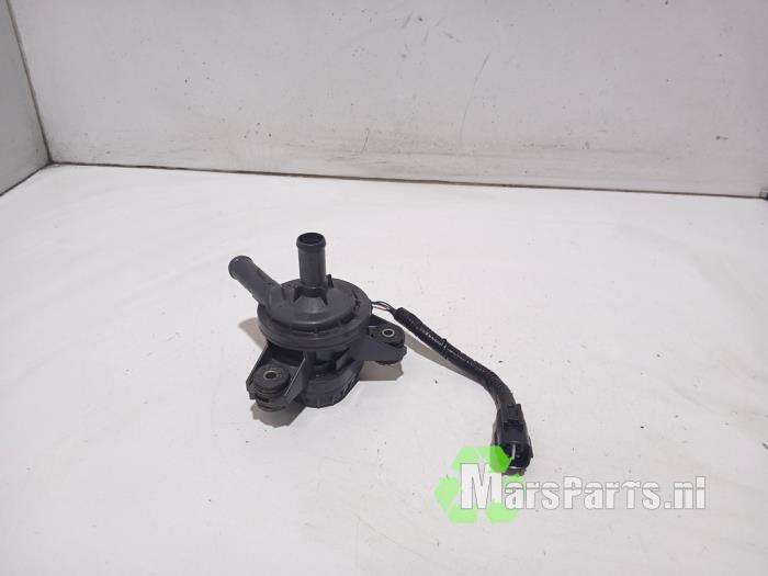 Begagnade Extra vattenpump Toyota Auris (E18) 1.8 16V Hybrid Pris € 30,00 Marginaltabell erbjuds av Autodemontagebedrijf De Mars