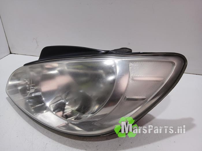 Używane Reflektor lewy Hyundai Getz 1.1i 12V Cena € 25,00 Procedura marży oferowane przez Autodemontagebedrijf De Mars