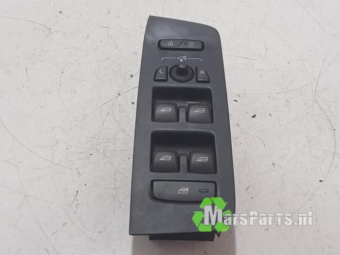 Usados Interruptor combinado de ventanillas Volvo V40 Cross Country (MZ) 2.0 T3 16V Precio € 35,00 Norma de margen ofrecido por Autodemontagebedrijf De Mars