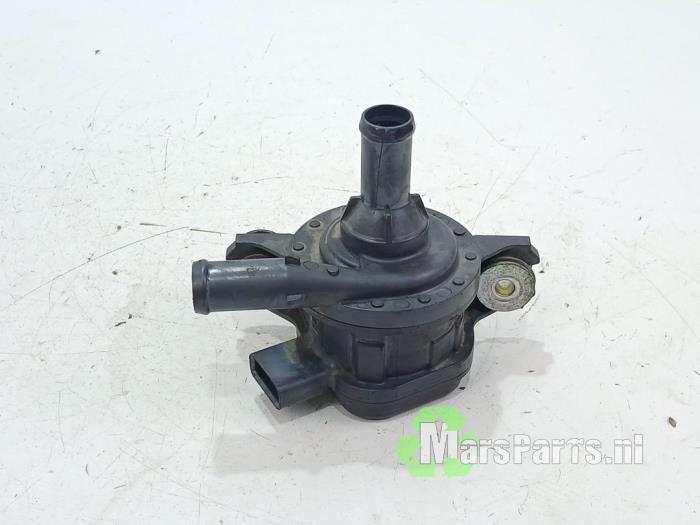 Begagnade Extra vattenpump Toyota RAV4 (A5) 2.5 Hybrid 16V AWD Pris € 60,00 Marginaltabell erbjuds av Autodemontagebedrijf De Mars