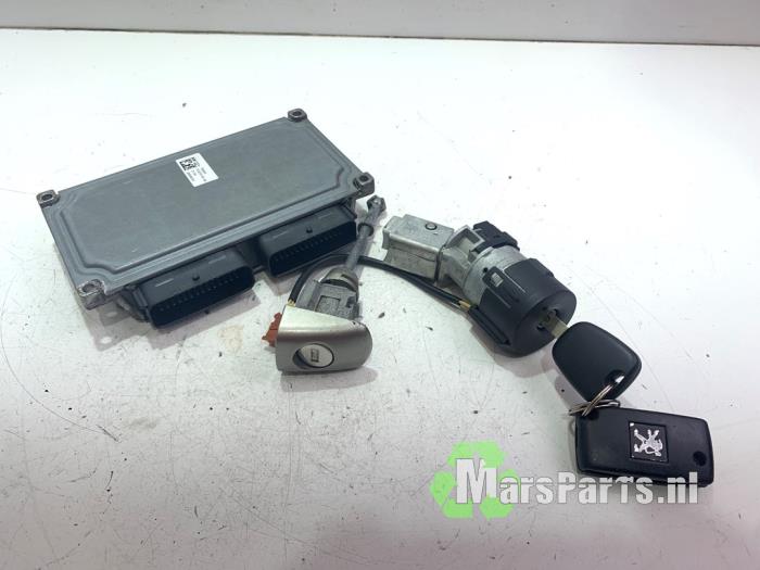 Used Ignition lock + computer Peugeot 308 (4A/C) 1.6 VTI 16V Price € 100,00 Margin scheme offered by Autodemontagebedrijf De Mars