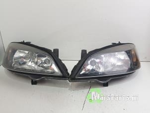 Usagé Kit phares gauche + droite Opel Astra G (F67) 1.8 16V Prix € 50,00 Règlement à la marge proposé par Autodemontagebedrijf De Mars