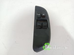 Usados Interruptor combinado de ventanillas Toyota Yaris Verso (P2) 1.5 16V Precio € 40,00 Norma de margen ofrecido por Autodemontagebedrijf De Mars