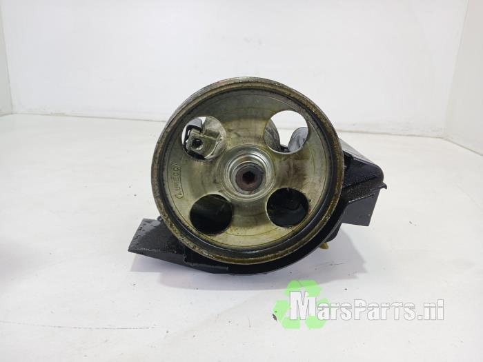 Begagnade Servostyrningspump Peugeot 206+ (2L/M) 1.4 XS Pris € 70,00 Marginaltabell erbjuds av Autodemontagebedrijf De Mars
