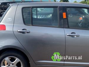 Begagnade Bakdörr, 4-dörrars, höger Suzuki Swift (ZA/ZC/ZD1/2/3/9) 1.3 VVT 16V Pris € 70,00 Marginaltabell erbjuds av Autodemontagebedrijf De Mars