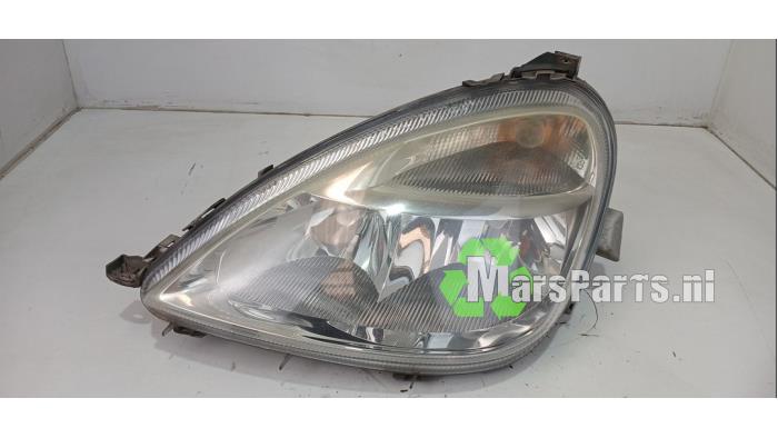 Używane Reflektor lewy Mercedes A (W168) 1.4 A-140 Cena € 40,00 Procedura marży oferowane przez Autodemontagebedrijf De Mars