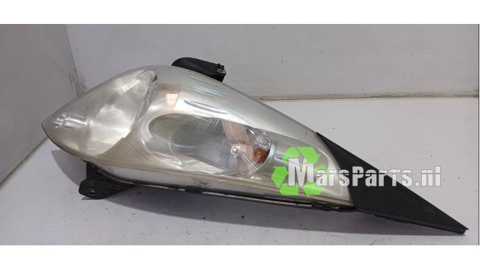 Używane Reflektor prawy Chevrolet Spark (M300) 1.0 16V Bifuel Cena € 50,00 Procedura marży oferowane przez Autodemontagebedrijf De Mars