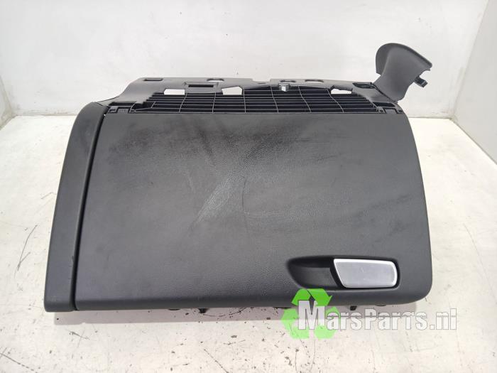 Begagnade Handskfack Audi A4 Avant (B8) 1.8 TFSI 16V Pris € 30,00 Marginaltabell erbjuds av Autodemontagebedrijf De Mars