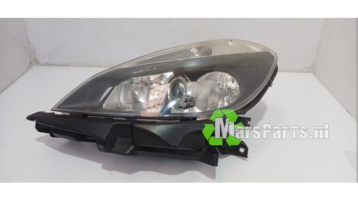 Używane Reflektor lewy Renault Clio III (BR/CR) 1.4 16V Cena € 60,00 Procedura marży oferowane przez Autodemontagebedrijf De Mars