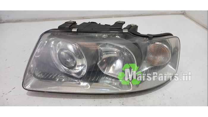 Używane Reflektor lewy Audi A3 (8L1) 1.6 Cena € 50,00 Procedura marży oferowane przez Autodemontagebedrijf De Mars