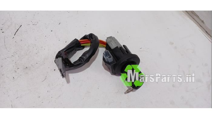 Używane Stacyjka + Kluczyk Nissan Kubistar (F10/F11) 1.6 16V Cena € 35,00 Procedura marży oferowane przez Autodemontagebedrijf De Mars