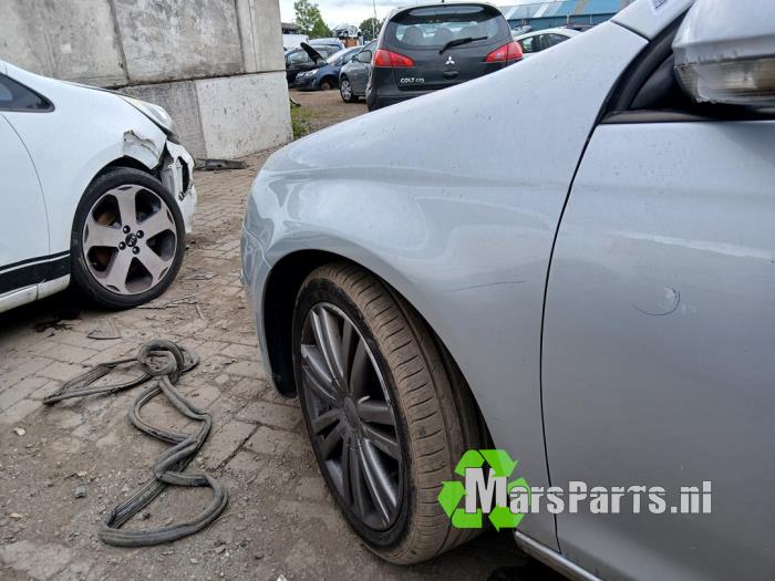 Kotflügel links vorne van een Volkswagen Jetta III (1K2) 1.6 2006